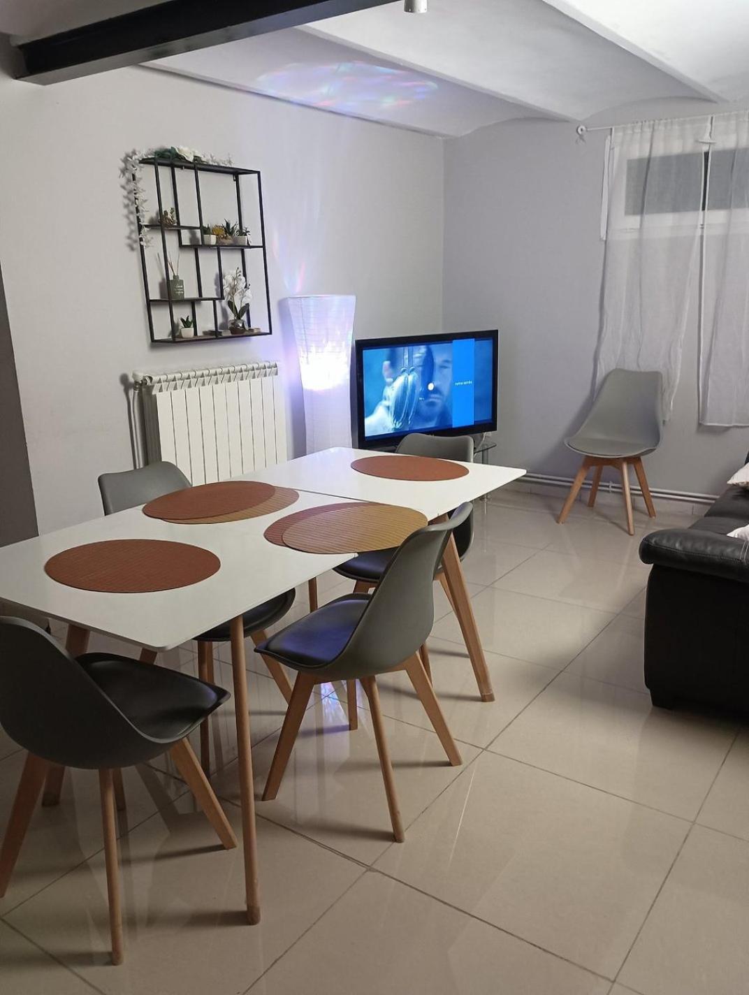 Villa 3 Logements Entiers Avec Piscine Et Jaccuzi Et Parking * Marseilles