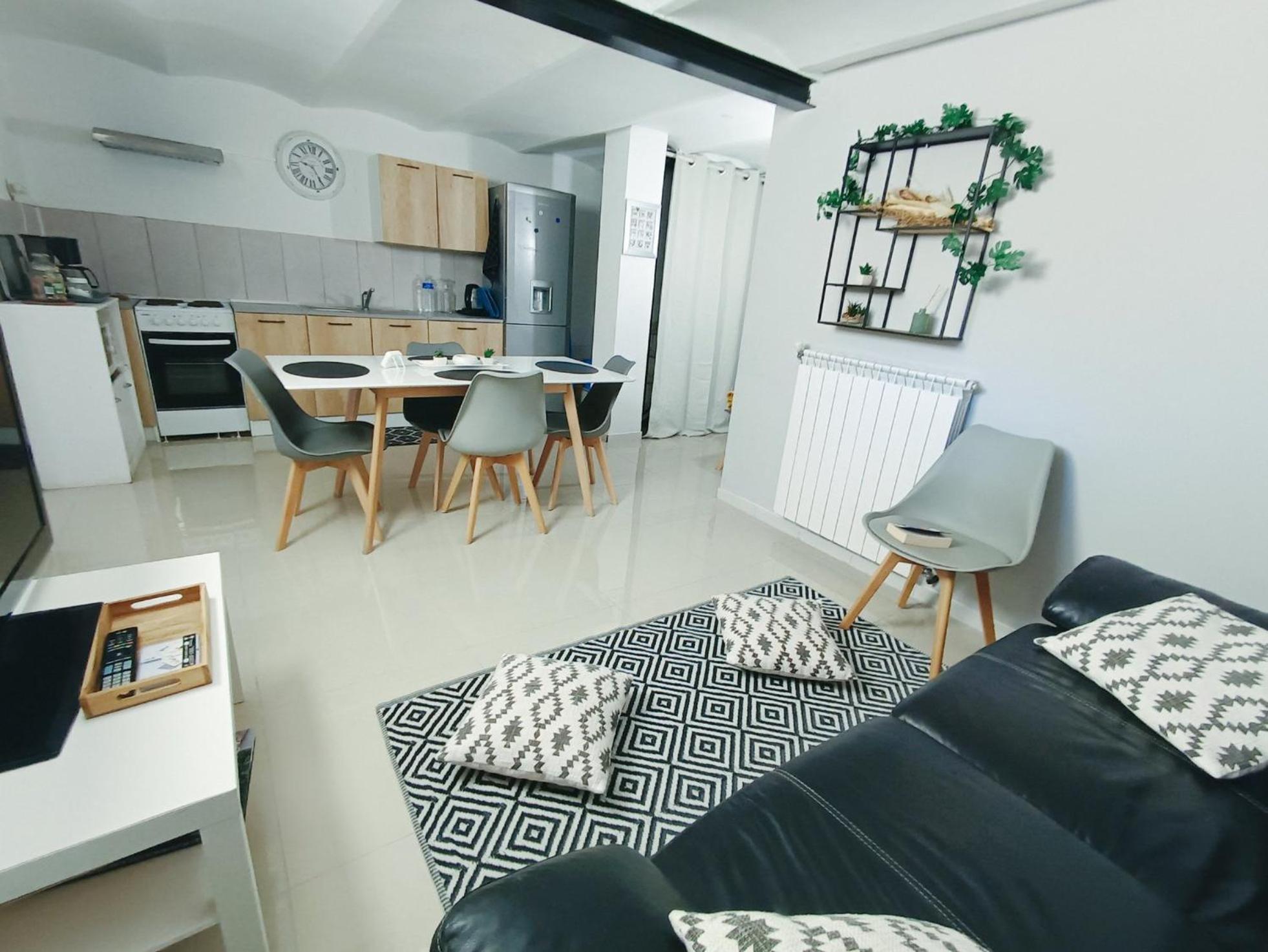 Villa 3 Logements Entiers Avec Piscine Et Jaccuzi Et Parking *